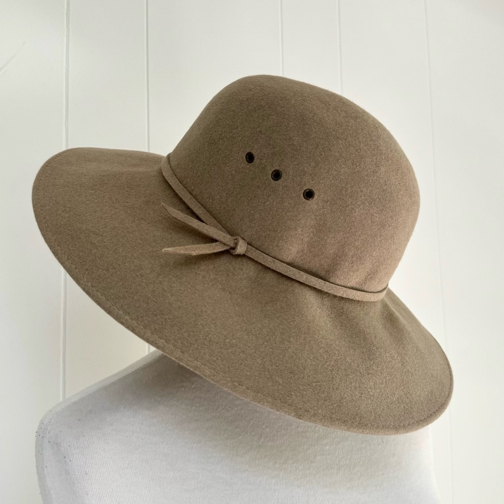 Gorgeous Helen Kaminski Vintage Felted Wool Cloche Hat Beige Camel EUC